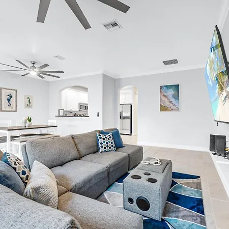 Villa 8023 Magnolia Ave